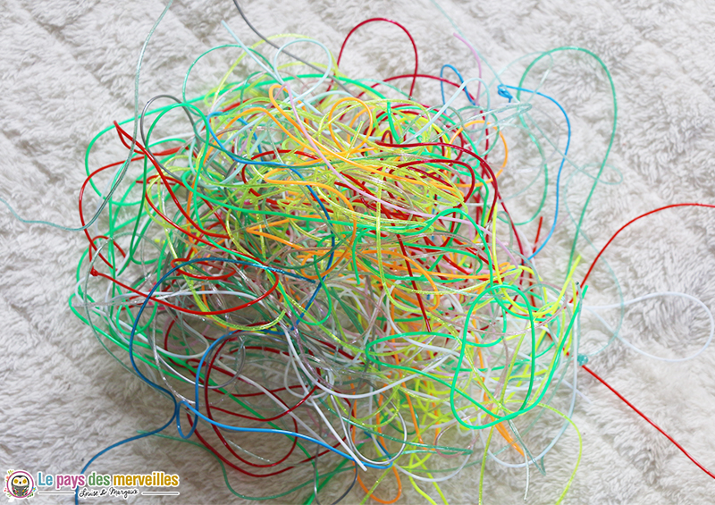 fils de scoubidous multicolores