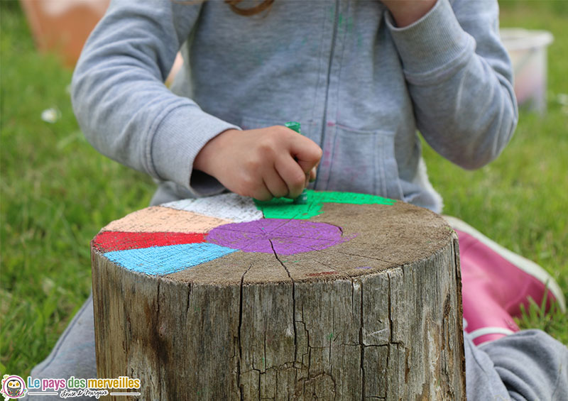 décorer le jardin avec des bûches de bois colorées