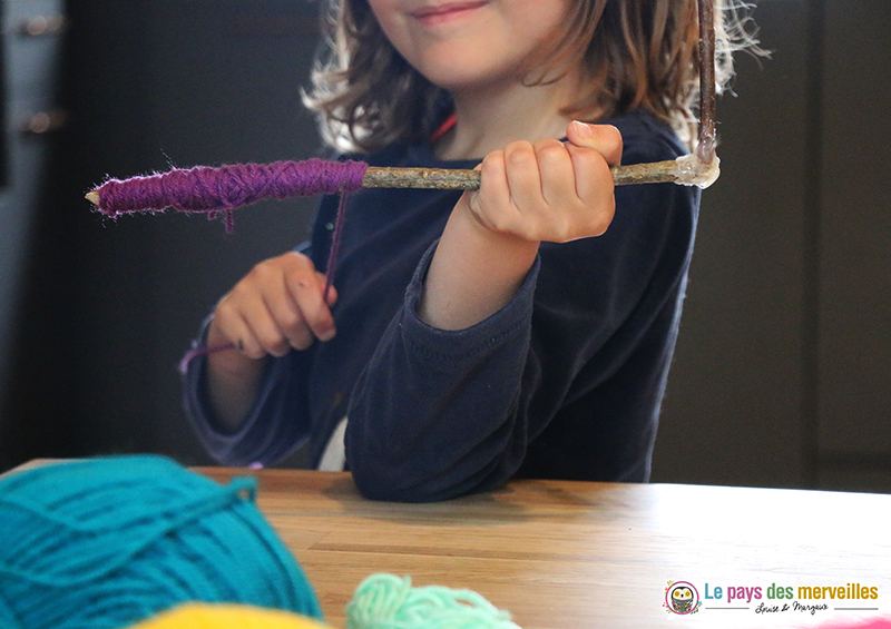 Activité bâton de bois et laine pour les enfants