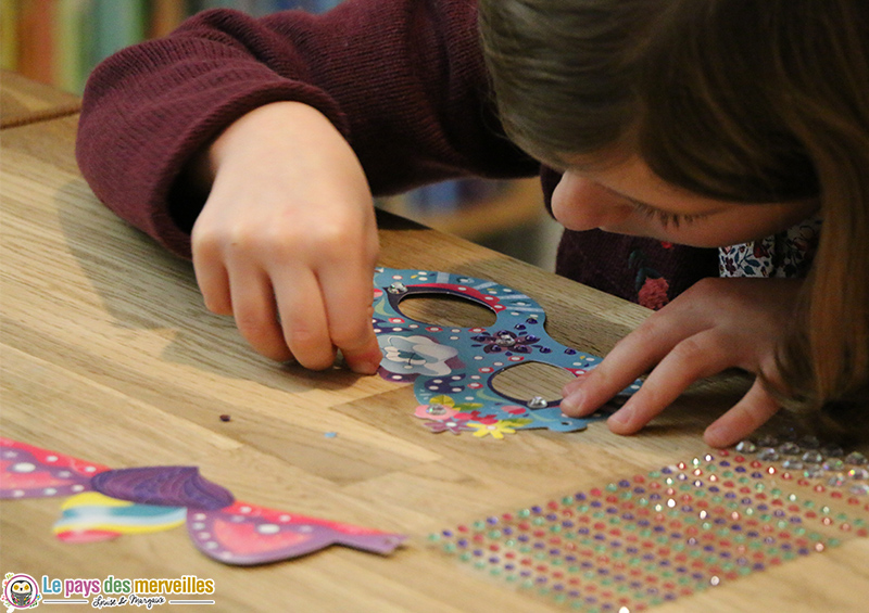 collage de strass sur un masque