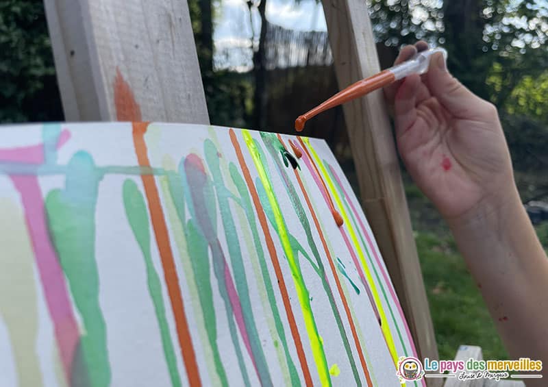 enfant qui fait des coulures de peinture avec une pipette