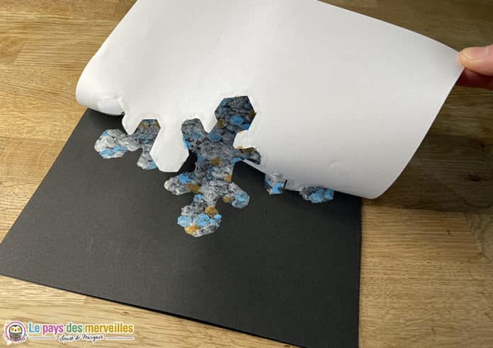 Flocon de neige peint avec les empreintes de doigts des enfants