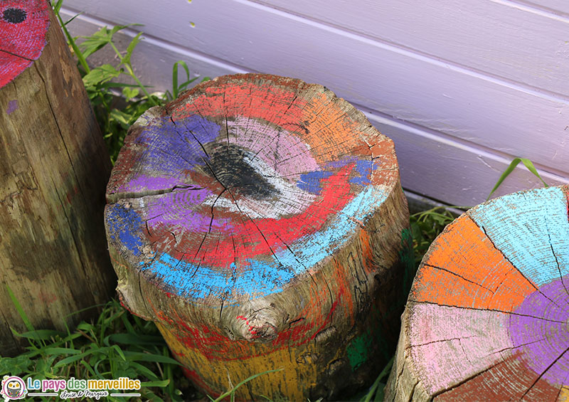 bûche en bois décorées par les enfants