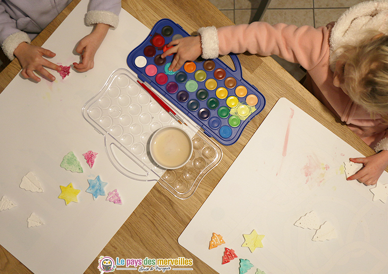 Bricolage de Noël pour les enfants avec de la pâte autodurcissante