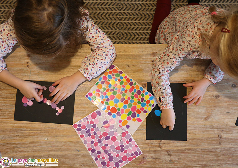 Activités de Pâques avec des gommettes