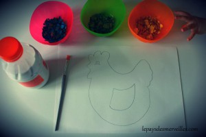 Matériel pour décorer le dessin d'une poule avec des coquilles d’œufs colorées