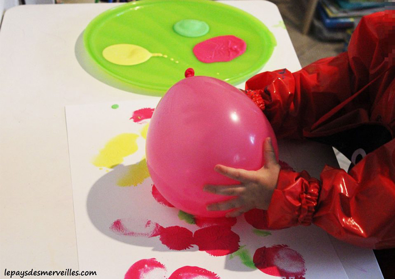 activité de peinture avec un ballon de baudruche