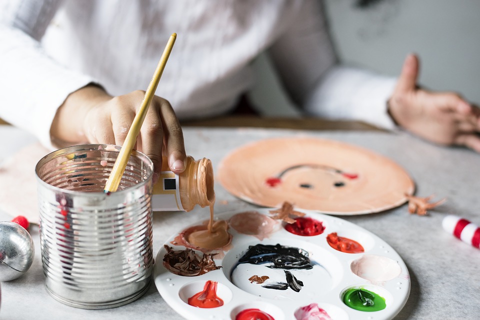 Activité créative peinture enfant