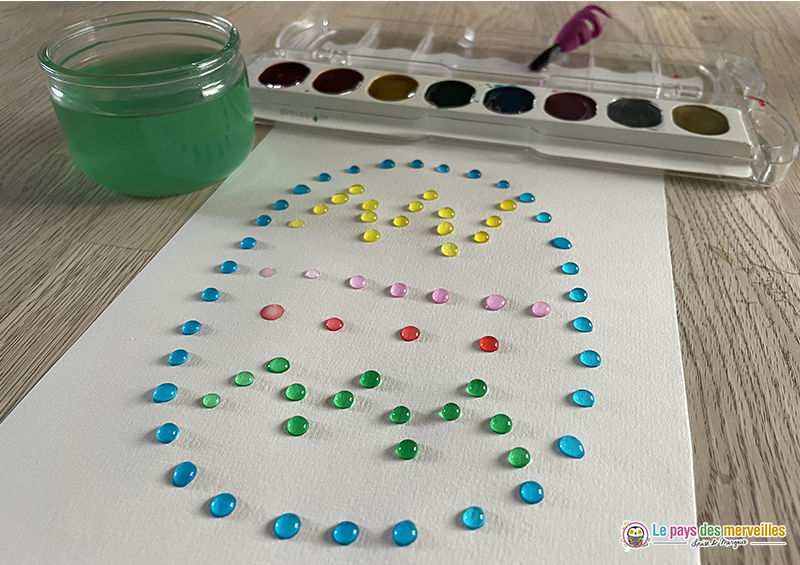 gouttes d'eau colorées avec de la peinture aquarelle