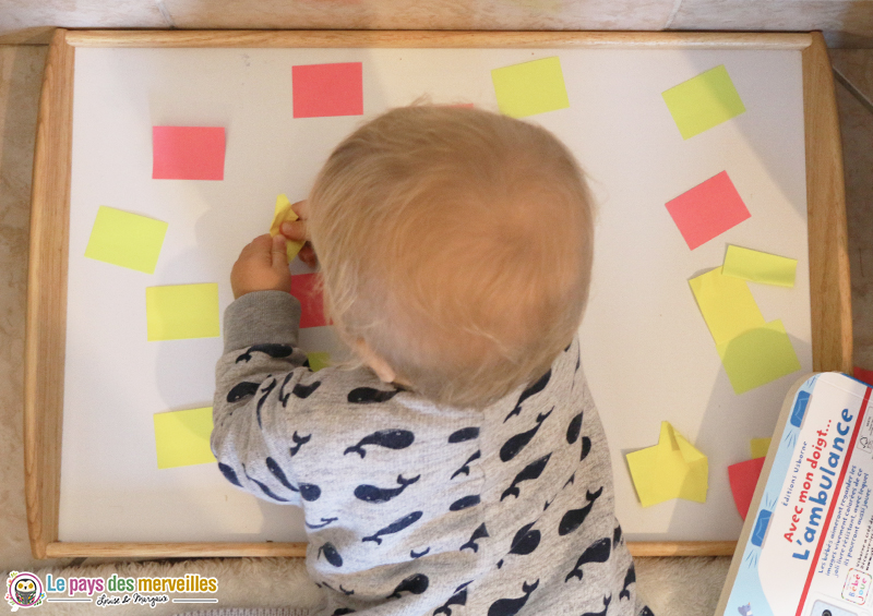 activité bébé avec des post-it et un plateau