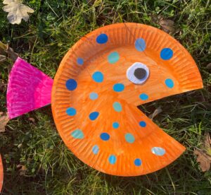bricolage poisson avec une assiette en carton