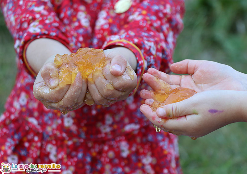 Gelée alimentaire dans des mains d'enfants