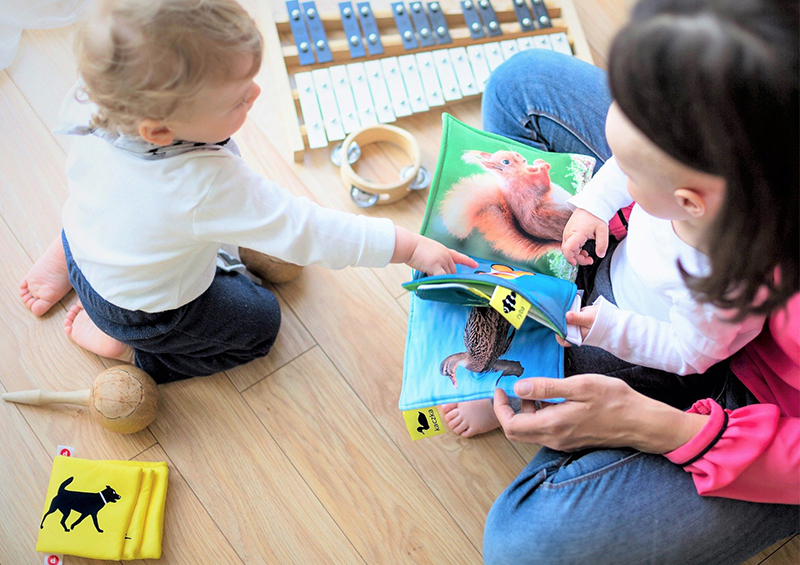 Activités manuelles bébé 18 mois : nos idées 