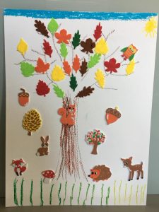 Dessin arbre d'automne et collage de gommettes