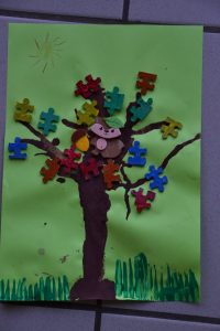 Arbre coloré avec un collage de pièces de puzzle