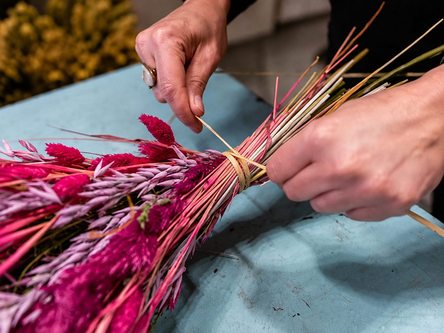 Création d’un bouquet de fleurs séchées lors d’un atelier créatif à Lille