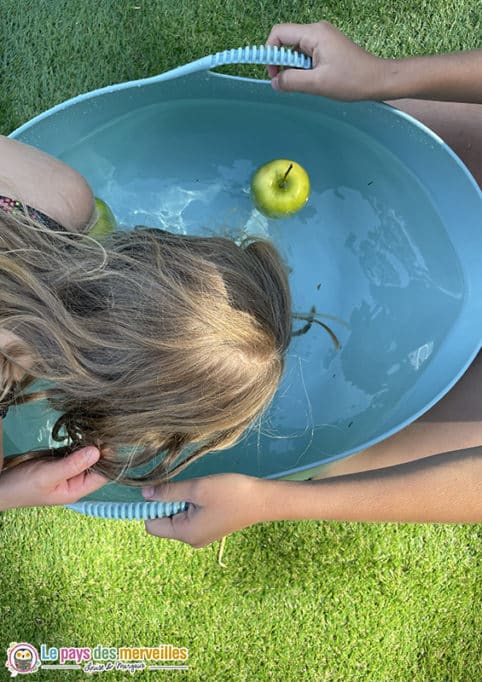 attraper une pomme dans l'eau avec la bouche