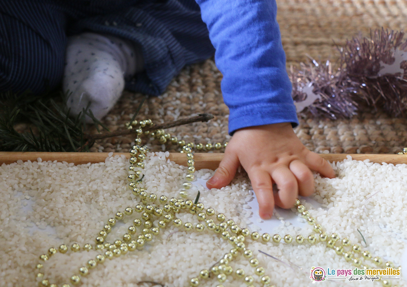 activité de Noël avec du riz et une guirlande de perles