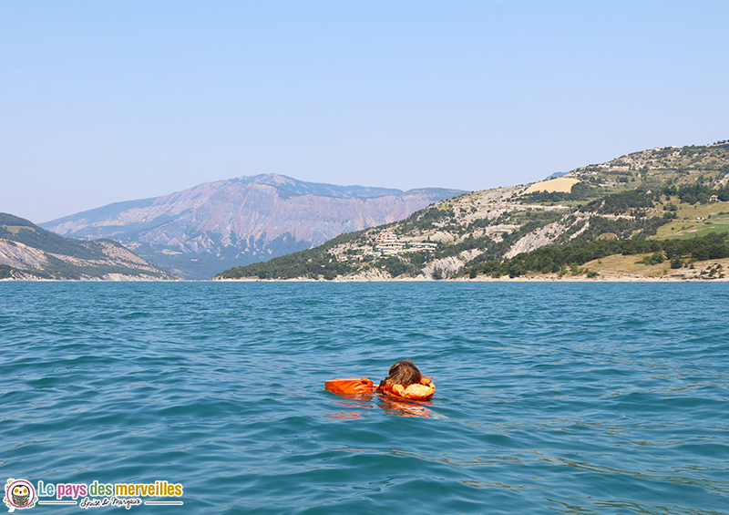 Baignade dans le lac de Serre-Ponçon