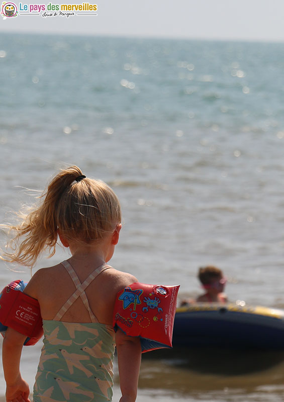 Baignade enfants à la plage des Tonnelles