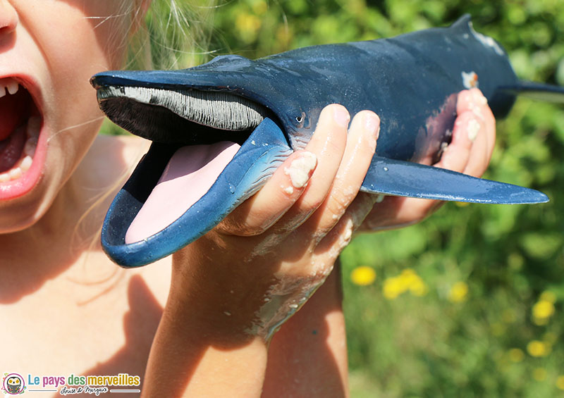 figurine baleine bleue avec la bouche ouverte