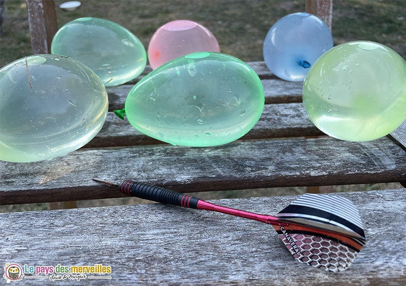 éclater des ballons d'eau avec une flechette