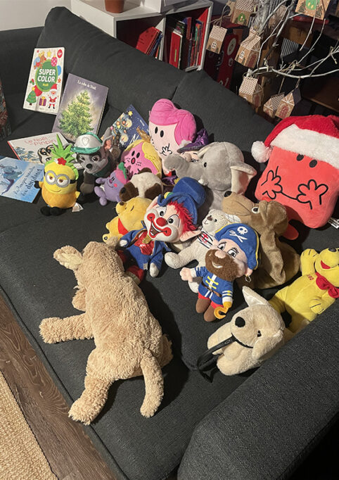 Bêtise lutin de Noël avec des peluches