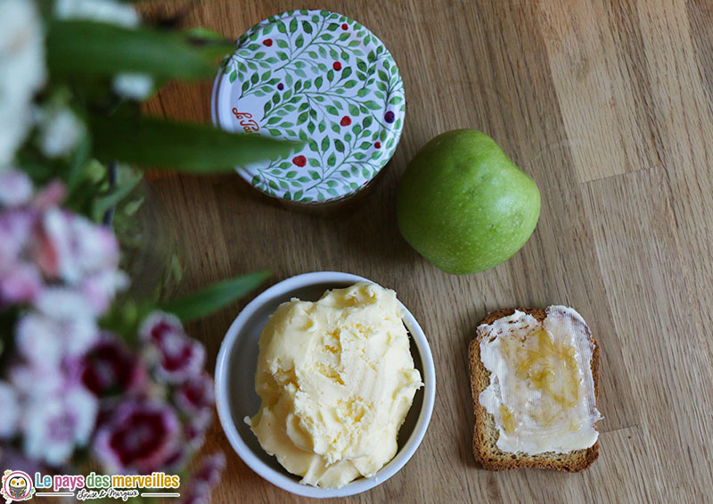 Recette du beurre maison avec une bouteille