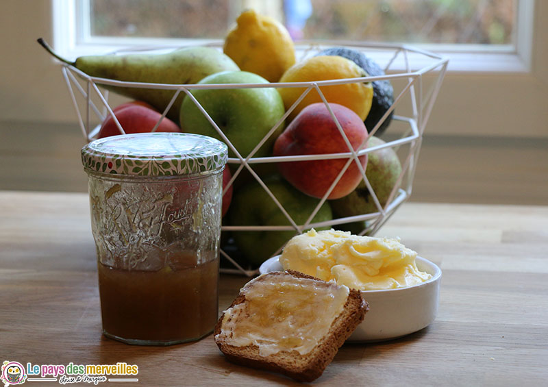 Tartine de confiture de rhubarbe et beurre maison