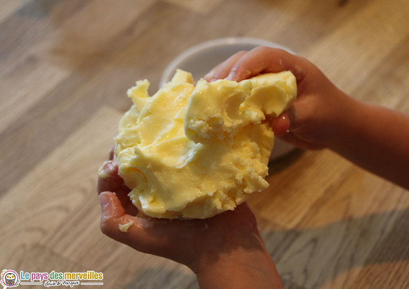 Presser le beurre pour retirer le petit lait