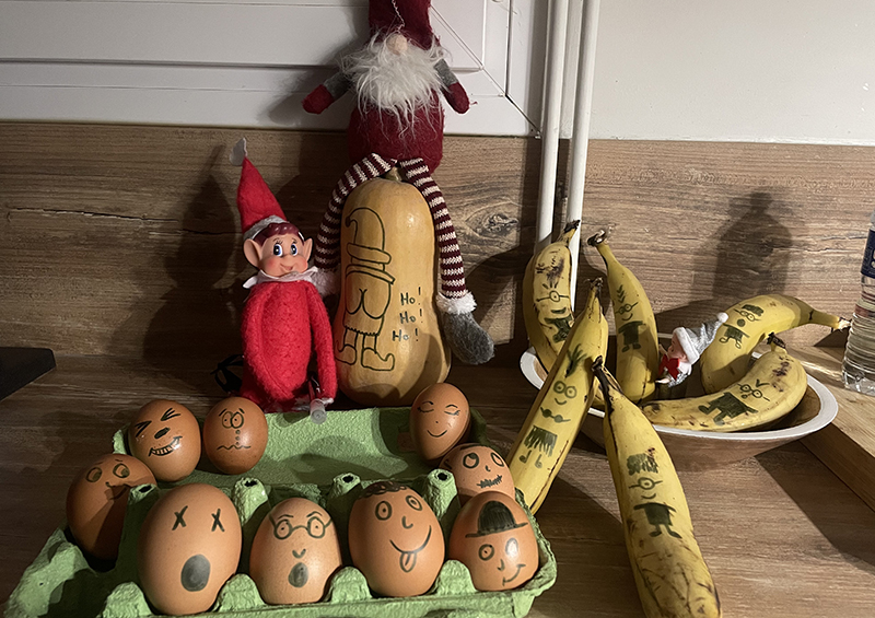Blague lutin : dessin sur œufs, bananes et courge