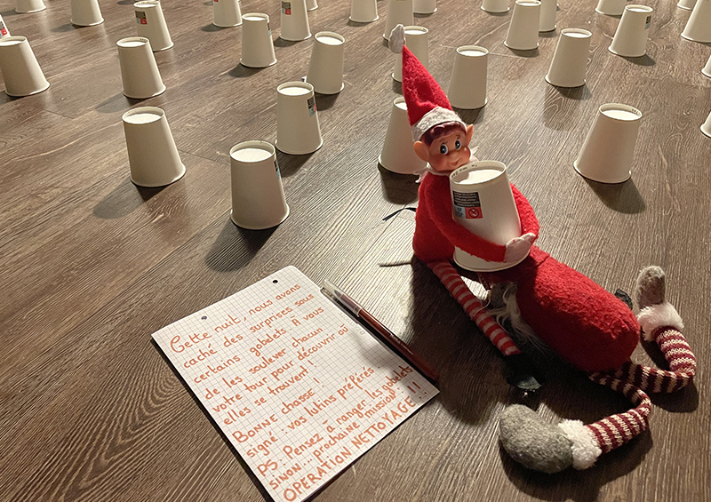 blague de lutin avec des gobelets