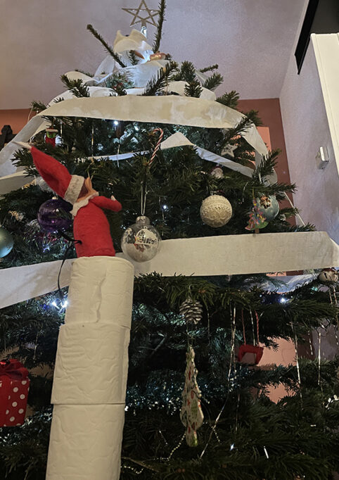 blague de lutin avec du papier toilette