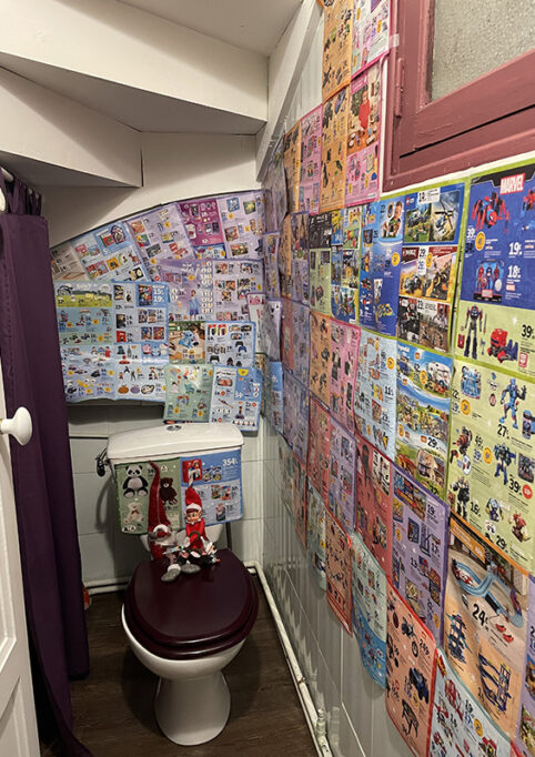 blague lutin de Noël dans les toilettes