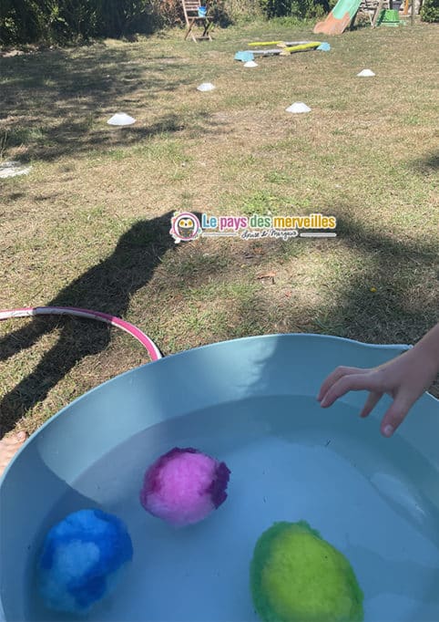 jeu de relais avec des bombes à eau réutilisables