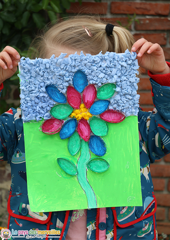 Fleur de printemps en rouleau de papier toilette