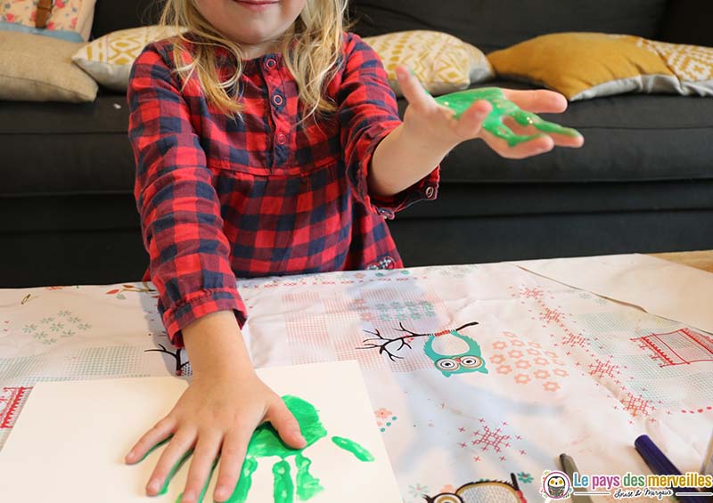 Empreintes de mains en peinture pour réaliser un monstre d'halloween