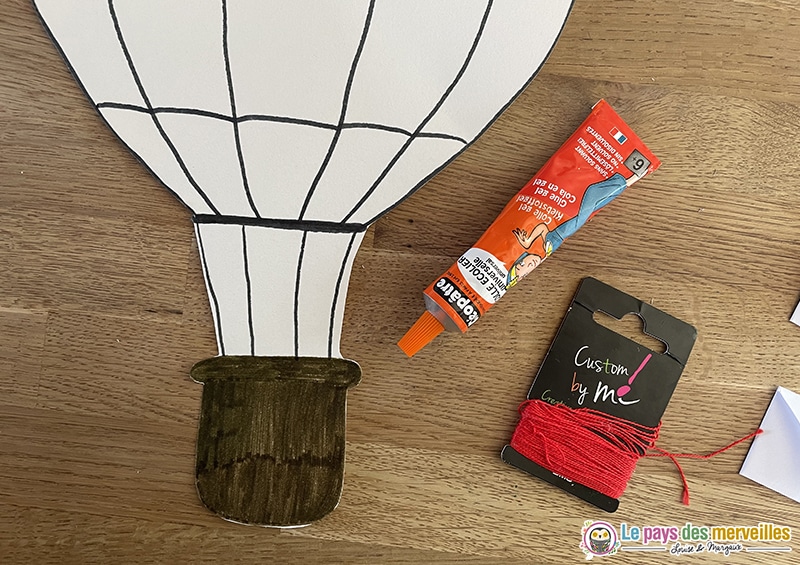 ficelle, colle et dessin de montgolfière