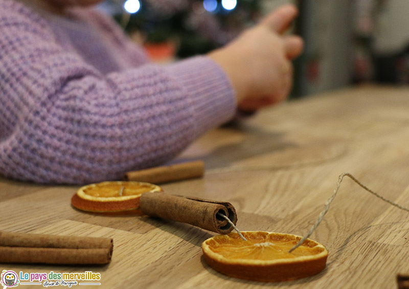 DIY guirlande de Noël avec des oranges et de la cannelle