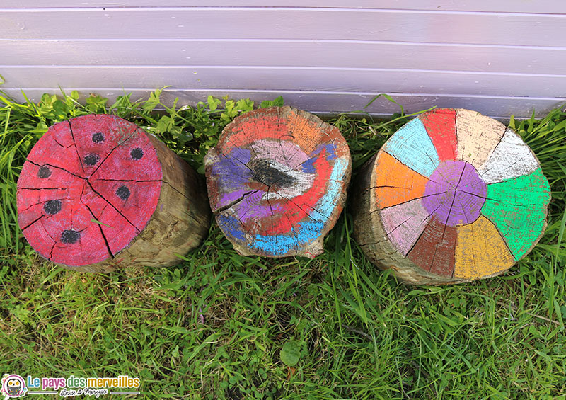 buches en bois décorées avec des pastels