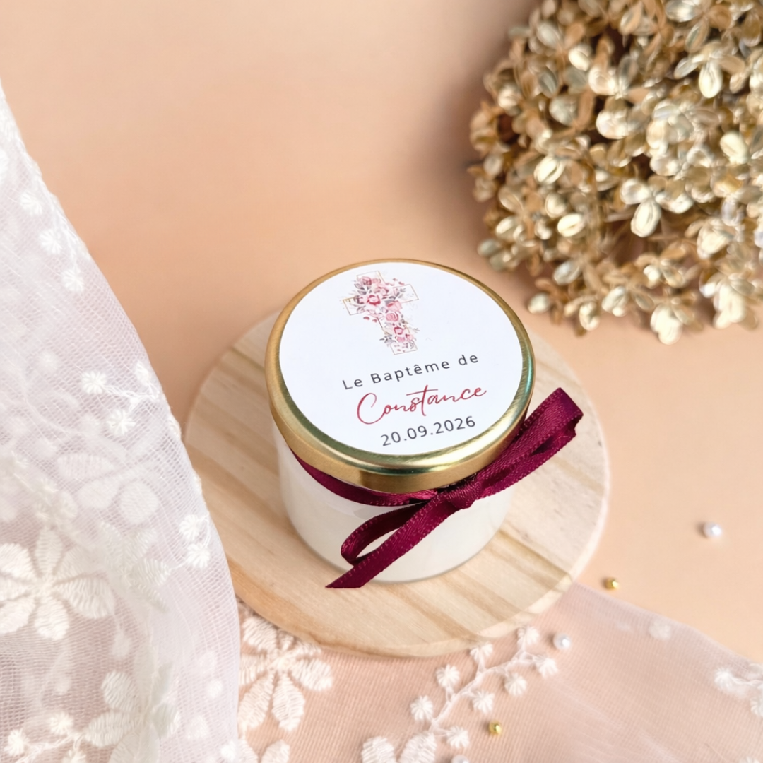 Cadeau de baptême personnalisé : bougie avec le prénom de l'enfant et la date du baptême