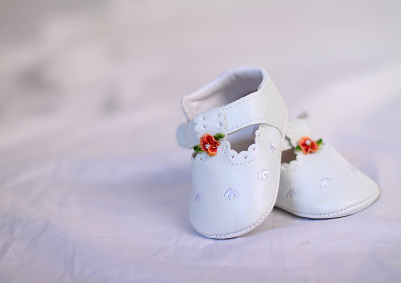 Chaussure blanche de baptême pour fille