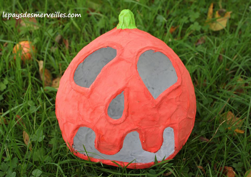 Citrouille d'Halloween en papier mâché