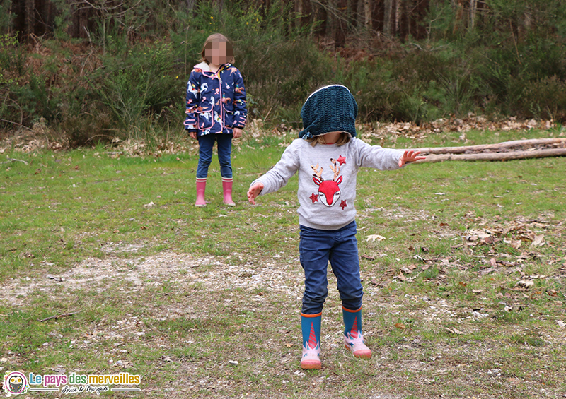 Colin maillard en forêt avec les enfants