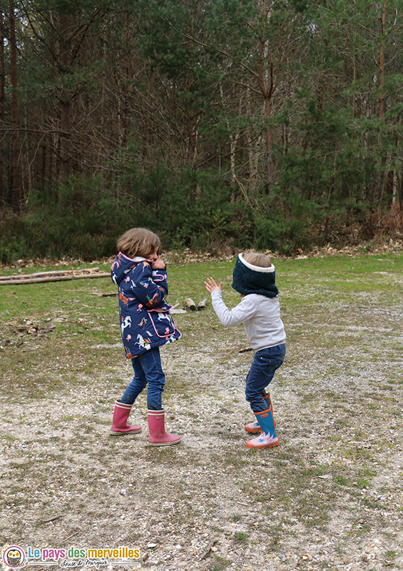 Jouer à colin maillard en forêt avec les enfants 