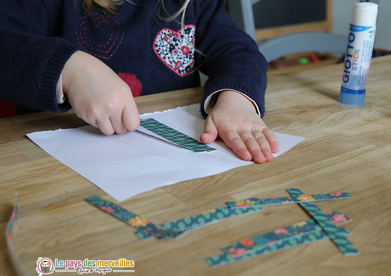 Coller des bandes de papier à motifs