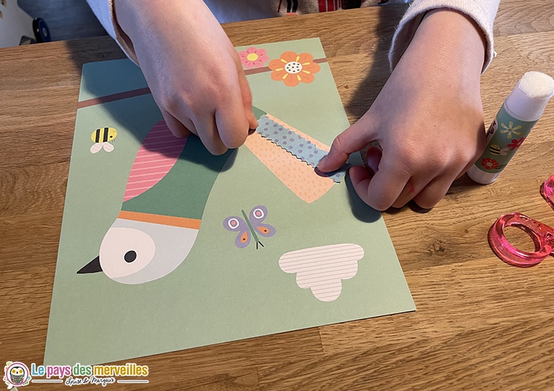 décorer un oiseau avec des bandes de papier à motifs