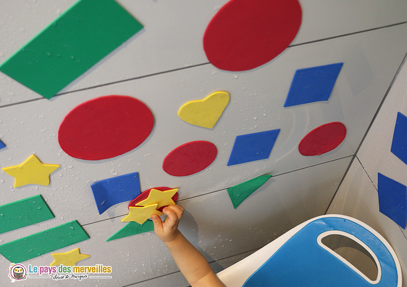 Coller des formes en papier mousse sur le carrelage