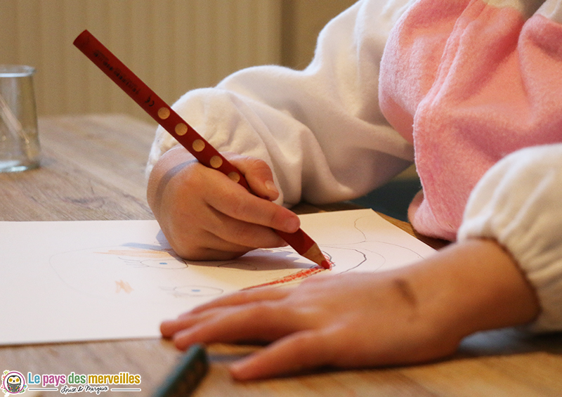 Coloriage avec un crayon rouge