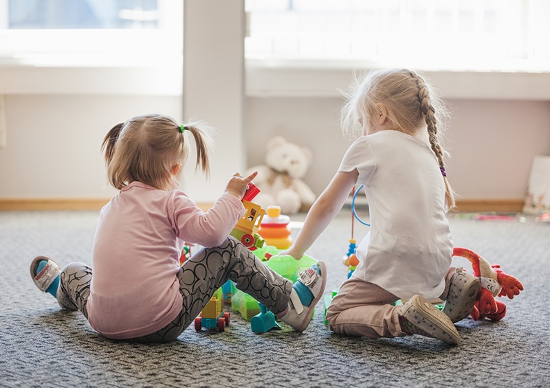 Petites filles jouant dans une crèche